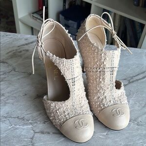 EUC Chanel Cream Tweed d’orsay 3.5” heel 2021 logo on leather toe z37